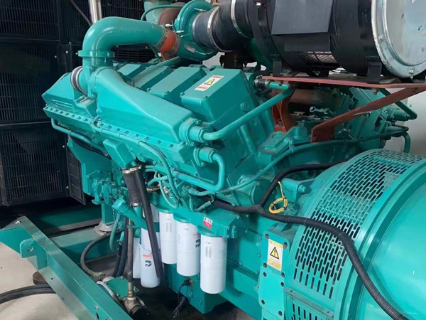 耿马更换100kW柴油发电机组机油时，需要注意哪些事项？